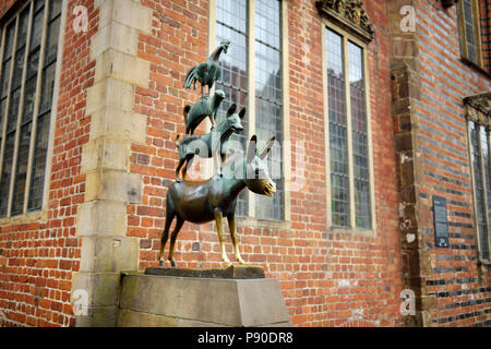 BREMEN, Deutschland - 23 März 2016: berühmte Statue im Zentrum von Bremen, der Darstellung der Esel, Hund, Katze und Hahn aus Grimm's berühmten Märchen. Stockfoto