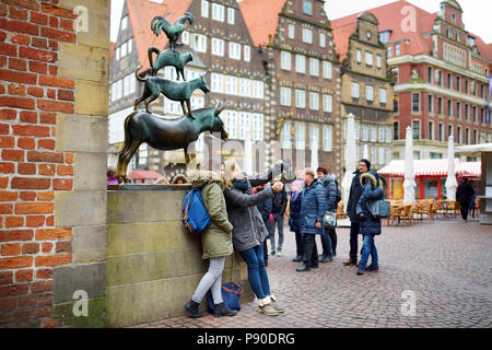 BREMEN, Deutschland - 23 März 2016: Touristen, die Bilder von sich selbst durch die berühmte Statue im Zentrum von Bremen, der Darstellung der Esel, Hund, Katze und Stockfoto