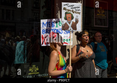 Demonstranten, die gegen den Besuch von US-Präsident Donald Trump in das VEREINIGTE KÖNIGREICH, Marsch durch das Zentrum von London, am 13. Juli 2018 in London, England. Stockfoto