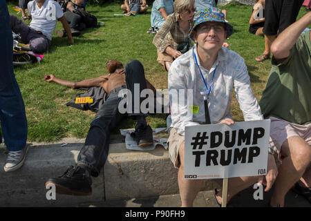 Demonstranten, die gegen den Besuch von US-Präsident Donald Trump in Großbritannien, das Sammeln auf dem Trafalgar Square, nachdem sie durch die Londoner Innenstadt marschieren, am 13. Juli 2018 in London, England. Stockfoto