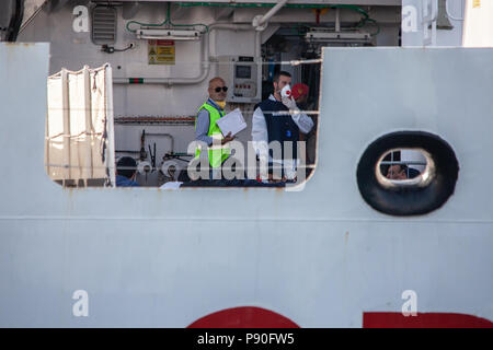 Trapani, Italien. 12. Juli 2018. Die italienische Küstenwache Diciotti Schiff war in Richtung Trapani Donnerstag 67 Migranten, die in der Mitte einer Zeile wurden ausgelagert wird. Credit: Antonio Melita/Pacific Press/Alamy leben Nachrichten Stockfoto