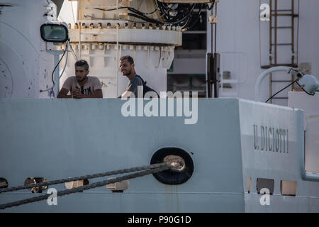 Trapani, Italien. 12. Juli 2018. Die italienische Küstenwache Diciotti Schiff war in Richtung Trapani Donnerstag 67 Migranten, die in der Mitte einer Zeile wurden ausgelagert wird. Credit: Antonio Melita/Pacific Press/Alamy leben Nachrichten Stockfoto