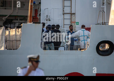 Trapani, Italien. 12. Juli 2018. Die italienische Küstenwache Diciotti Schiff war in Richtung Trapani Donnerstag 67 Migranten, die in der Mitte einer Zeile wurden ausgelagert wird. Credit: Antonio Melita/Pacific Press/Alamy leben Nachrichten Stockfoto