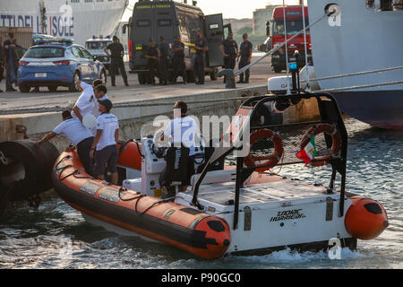 Trapani, Italien. 12. Juli 2018. Die italienische Küstenwache Diciotti Schiff war in Richtung Trapani Donnerstag 67 Migranten, die in der Mitte einer Zeile wurden ausgelagert wird. Credit: Antonio Melita/Pacific Press/Alamy leben Nachrichten Stockfoto