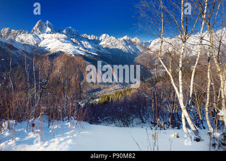 Spektakuläre Berg Ushba, am Südhang des Causacus Berge, Blick vom Berg in Hatsvali Zuruldi, obere Region Swanetien in Georgien. La Stockfoto