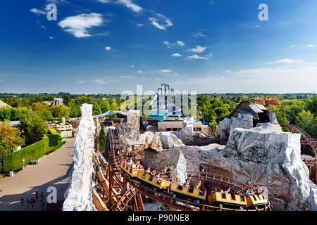 GARDALAND, Castelnuovo del Garda, Italien, 22. SEPTEMBER 2016: Vergnügungspark Gardaland in Nord-Ost-Italien. Blick von oben. Stockfoto