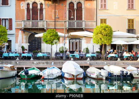 DESENZANO DEL GARDA, Italien - 23 September, 2016: Die schöne Aussicht von Desenzano del Garda, eine Gemeinde in der Provinz Brescia in der Lombardei, Es Stockfoto