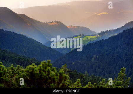 Die malerische Landschaft von gemischten Kiefern- und Laubwälder in Südtirol, Ritten/Ritten Region, Italien. Schönen alpinen Dorf auf einem Hintergrund. Stockfoto