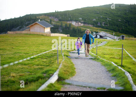 Vater ond seine kleine Tochter wandern in Südtirol, Ritten/Ritten Region, Italien. Schönen alpinen Dorf auf einem Hintergrund. Stockfoto