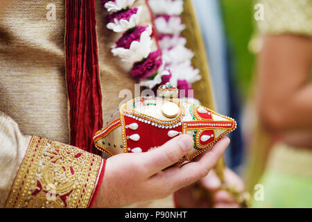 Erstaunlich hinduistischen Hochzeitszeremonie. Details der traditionelle indische Hochzeit. Wunderschön eingerichtete hinduistischen Hochzeit Zubehör. Indische ehe Traditionen. Stockfoto