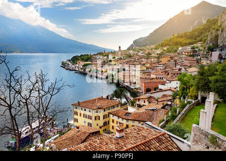 Herrlichen Blick auf Limone sul Garda, einer kleinen Stadt, Gemeinde in der Provinz Brescia in der Lombardei, gelegen am westlichen Ufer des Gardasees. Stockfoto