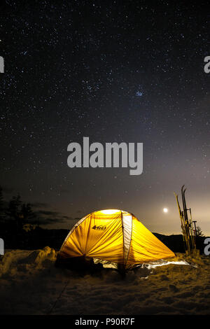 WA 14514-00 ... WASHINGTON - Wintercamping auf Suntop Berg in der Baker-Snoqualmie National Forest. Stockfoto