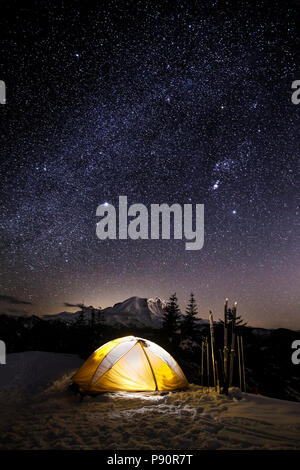 WA 14515-00 ... WASHINGTON - Wintercamping auf Suntop Berg in der Baker-Snoqualmie National Forest. Stockfoto