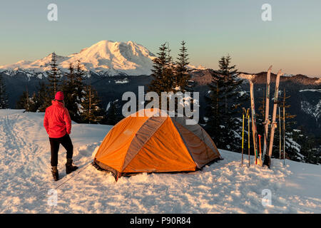 WA 14516-00 ... WASHINGTON - Wintercamping auf Suntop Berg in der Baker-Snoqualmie National Forest. Stockfoto