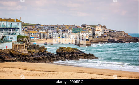 Hafen von St Ives mit Wellen gegen die Hafenmauer in St. Ives, Cornwall, Großbritannien am 28. Februar 2016 getroffen Stockfoto