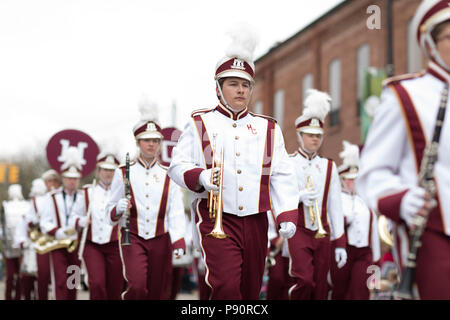 Holland, Michigan, USA - Mai 12, 2018 Mitglieder der Holland Christian Highschool Marching Band an der Muziek Parade durchführen, während das Tulip Time Fe Stockfoto