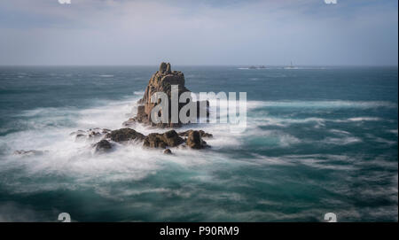 Die bewaffneten Ritter rock off stack Land's End in Cornwall. Stockfoto