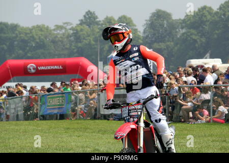 Guildford, England - 28. Mai 2018: Stunt Draufgänger, Motorradfahrer, aus dem Bolddog Lings Freestyle Anzeige Stunt Team, die Vorbereitung einer Bremsung durchführen Stockfoto