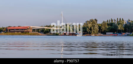 Verkauf Wasser Park, See, Boot Haus, Bootswerft und Fußgängerbrücke über die Autobahn M60 Stockfoto