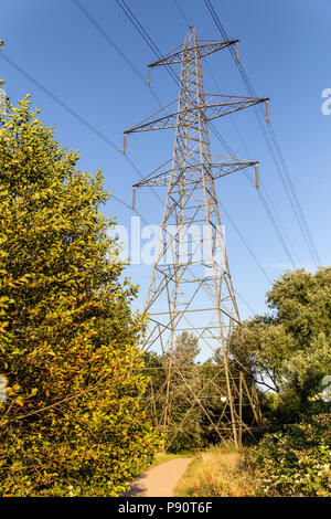 Die Kraftübertragung der Tower oder die auf dem Strom Pylon mit Hochspannungsleitungen Overhead. Diese Struktur ist in ganz England, Großbritannien Stockfoto