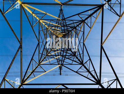 Die Kraftübertragung der Tower oder die auf dem Strom Pylon mit Hochspannungsleitungen Overhead. Diese Struktur ist in ganz England, Großbritannien Stockfoto