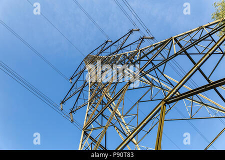 Die Kraftübertragung der Tower oder die auf dem Strom Pylon mit Hochspannungsleitungen Overhead. Diese Struktur ist in ganz England, Großbritannien Stockfoto