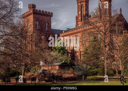 Das Smithsonian Castle und Gärten in Washington DC. Stockfoto