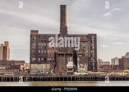 Einem alten Industriegebäude auf dem East River in Brooklyn, New York. Stockfoto