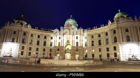 Ansicht der Hofburg leuchtet in der Dämmerung, die Hofburg der Habsburger, von michaelerplatz Wien, Österreich Stockfoto