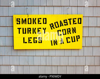 Zeichen an der Wand im Ferienort Geneva-on-the-Lake, Ohio Werbung den Verkauf von geräucherten Türkei Beine und gerösteten Mais in eine Tasse. Stockfoto