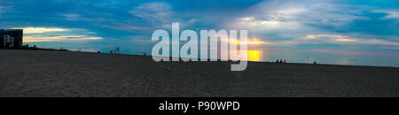 Sturmwolken über einen sandigen Strand bei Sonnenuntergang - Grand Bend, Ontario, Kanada. PANORAMA FORMATIERUNG. Stockfoto