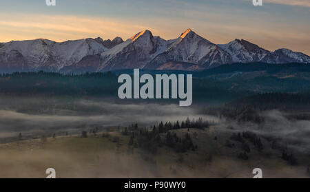 Panorama der Tatra in den Morgen Stockfoto