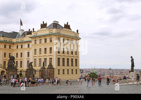 Schloss Gates mit Blick auf das Prager jenseits von hradčanské Náměstí. Die Prager Burg, den Hradschin, Prag, Tschechien (Tschechische Republik), Europa Stockfoto