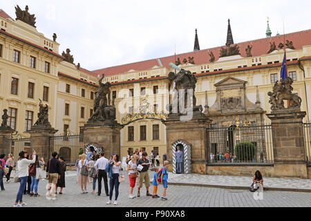 Schloss Tore, ersten Innenhof und Matthias Gate von hradčanské Náměstí, Prager Burg, dem Hradschin, Prag, Tschechien (Tschechische Republik), Europa Stockfoto