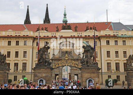 Schloss Tore, ersten Innenhof und Matthias Gate von hradčanské Náměstí, Prager Burg, dem Hradschin, Prag, Tschechien (Tschechische Republik), Europa Stockfoto