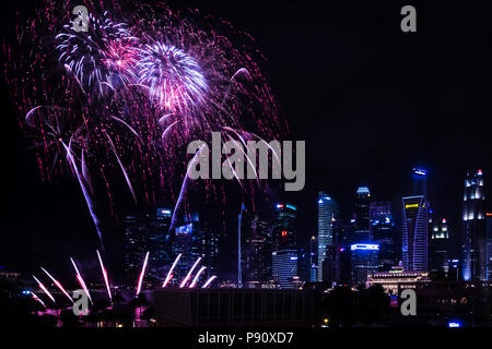 Singapur - Apr 7, 2018: Singapurs nationaler Tag der Unabhängigkeit 2018 Feuerwerk in Singapur an der Marina Bay - Probe zu feiern. Stockfoto
