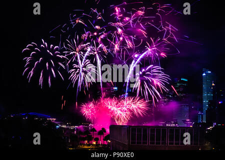 Singapur - Apr 7, 2018: Singapurs nationaler Tag der Unabhängigkeit 2018 Feuerwerk in Singapur an der Marina Bay - Probe zu feiern. Stockfoto