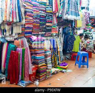 Vietnamesische Frauen standbesitzer Verkauf von Stoffen und Textilien an der Tan Dinh Märkte in Ho Chi Minh City, Vietnam. Stockfoto