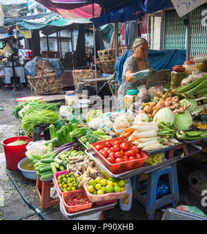 Vietnamesische Frauen standbesitzer Verkauf von Obst und Gemüse auf dem Tan Dinh Märkte in Ho Chi Minh City, Vietnam. Stockfoto