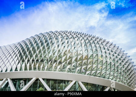 Singapur - 18.Oktober 2017: Architektur Dach Detail der Esplanade, Theater an der Bucht, mit blauen bewölkten Himmel Hintergrund. Stockfoto