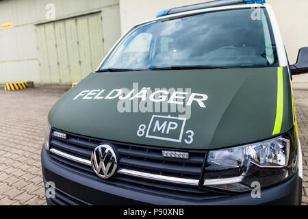 FELDKIRCHEN/Deutschland - Juni 9, 2018: Deutsche Militär Polizei Auto steht am Tag der Bundeswehr in Baracke Feldkirchen. Feldjaeger bedeutet deutsche Milit Stockfoto