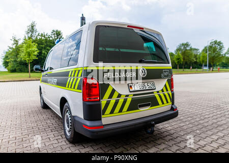 FELDKIRCHEN/Deutschland - Juni 9, 2018: Deutsche Militär Polizei Auto steht am Tag der Bundeswehr in Baracke Feldkirchen. Feldjaeger bedeutet deutsche Milit Stockfoto