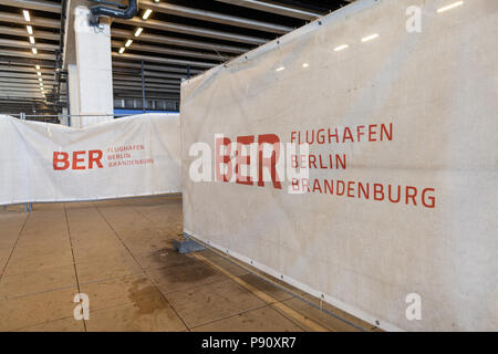 BERLIN/Deutschland - vom 29. April 2018: Bau Barrikade auf der Passenger Terminal Flughafen Berlin Brandenburg, Willy Brandt. Die GVO ist eine internationale Stockfoto