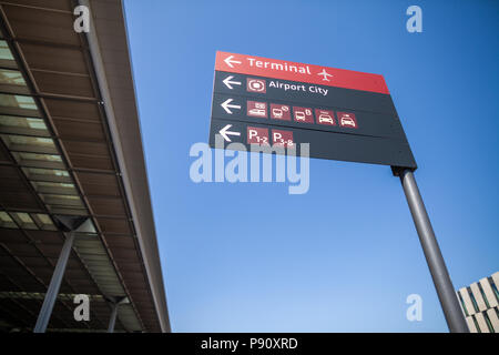 BERLIN/Deutschland - VOM 29. APRIL 2018: Wegweiser auf Passenger Terminal Flughafen Berlin Brandenburg, Willy Brandt. Die GVO ist ein internationaler Flughafen unter Stockfoto