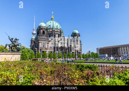 BERLIN/Deutschland - VOM 29. APRIL 2018: Blick auf den Berliner Dom, Berliner Dom und Touristen entspannen in der Nähe der Kathedrale. Stockfoto