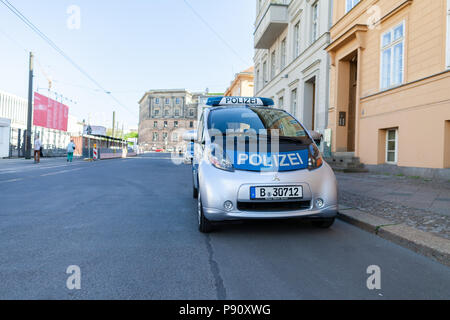 BERLIN/Deutschland - VOM 29. APRIL 2018: Elektrische deutsche Polizei Auto, Mitsubishi MiEV steht auf einer Straße in Berlin. Polizei ist das deutsche Wort für Polizei. Stockfoto