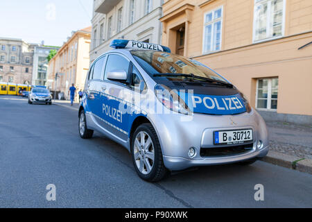 BERLIN/Deutschland - VOM 29. APRIL 2018: Elektrische deutsche Polizei Auto, Mitsubishi MiEV steht auf einer Straße in Berlin. Polizei ist das deutsche Wort für Polizei. Stockfoto