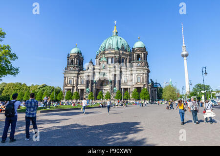 BERLIN/Deutschland - VOM 29. APRIL 2018: Blick auf den Berliner Dom, Berliner Dom und Touristen entspannen in der Nähe der Kathedrale. Stockfoto