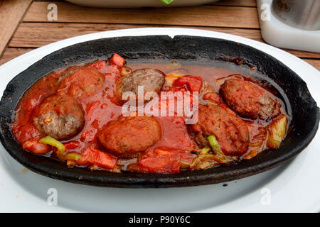 Platte von türkisches Köfte mit Tomatensoße. Stockfoto