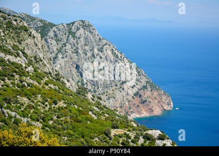 Blick Richtung Felsen verstecken Ameliya Strand auf der Halbinsel Bozburun bei Marmaris Resort Stadt in der Türkei. Ameliya Strand ist angeblich notorisch für illegale Hu Stockfoto